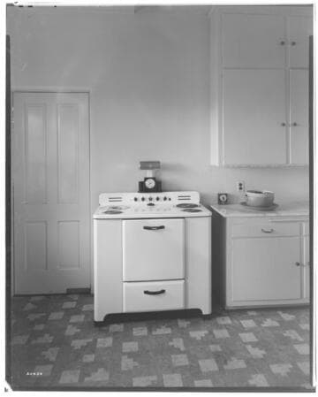H2.3 - Home Kitchen - Electric Range in home of Mrs. Ardis