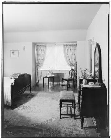 H2.5 - Home Bedroom - Air heaters in home of Vernon Brown