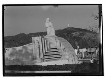 Hollywood Bowl entrance view of statutes