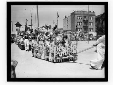 Ocean Park Pier float in the Ocean Park Baby Parade