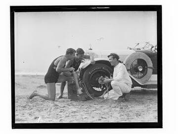 Jack Donovan showing a Lungmotor to lifeguards in Santa Monica, California