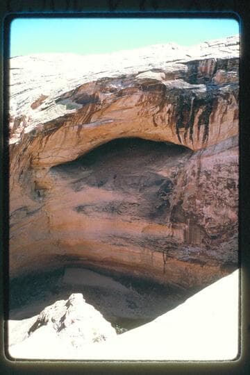 Cave over dry watercourse tributary to Halls Creek