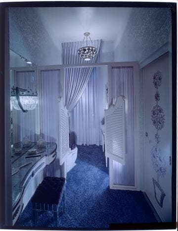 [Unidentified bathrooms]