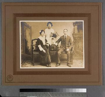 Family portrait photo of the Chin family