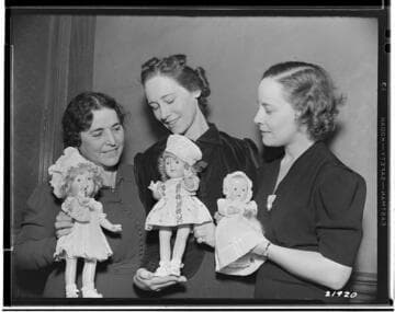 D2.3 - Displays, Window - 1938 Christmas doll contest