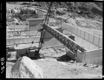 Big Creek - Mammoth Pool - Setting spillway bridge beams