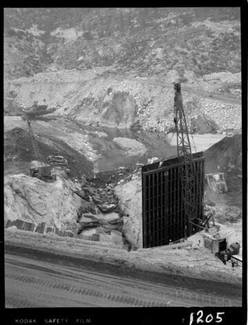 Big Creek - Mammoth Pool - Lowering bulkhead gate